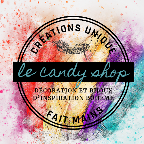 Le Candy Shop, c'est quoi ?

Le Candy shop, c'est moi Candy, mon univers, mon prénom, ma sensibilité. 

Ici, je crée des boucles d'oreilles en plumes et des créations bohèmes, pensées et réalisées à la main avec soins, intention et toujours avec une démarche éco-responsable. J'aime travailler les matières, les textures, les couleurs, les assembler et leur donner du sens, en choisissant des éléments qui me parlent et qui respectent mes valeurs.

Je crée au fil de mes envies, de mes ressentis, de ce que j'ai entre les mains à un instant donné. Sans chercher à suivre des tendances, mais avec l'envie de proposer des pièces uniques, faites pour durer et pour résonner avec la personne qui les choisira.

Les plumes occupent une place importante dans mon univers. Je les sélectionne avec soin : elles proviennent principalement de la mue naturelle des oiseaux, de dons ou de filières de récupération. Certaines variétés introuvable localement, sont choisies auprès d'un fournisseur français spécialisé. Il peut également m'arriver d'utiliser des plumes teintées, toujours sélectionnées avec attention, afin de varier les couleurs et les inspirations.

Le Candy Shop s'adresse à celles et ceux qui aiment les créations singulières, qui osent affirmer leur style et porter des pièces qui ont une histoire.

Parfois quand c'est possible et que ça a du sens, je peux aussi réaliser une création personnalisée.

Bienvenue dans mon monde et merci de faire vivre Le Candy Shop. 
Bonne visite !