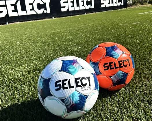 Select Brillant Super TB é a nossa bola de futebol de mais alto nível. Sua inovadora superfície com textura 3D em formato de diamante garante ótima aderência e controle da bola, enquanto os gomos termicamente selados minimizam a absorção de água. A combinação do revestimento interno em espuma macia com a câmara de látex flutuante oferece uma sensação e desempenho excepcionais. A sinergia entre o material externo e a espuma proporciona uma leveza e maciez muito agradáveis ao chute. Em resumo, é uma bola de alto nível, ideal para partidas no mais alto padrão ou para jogadores que buscam uma das melhores bolas do mercado.