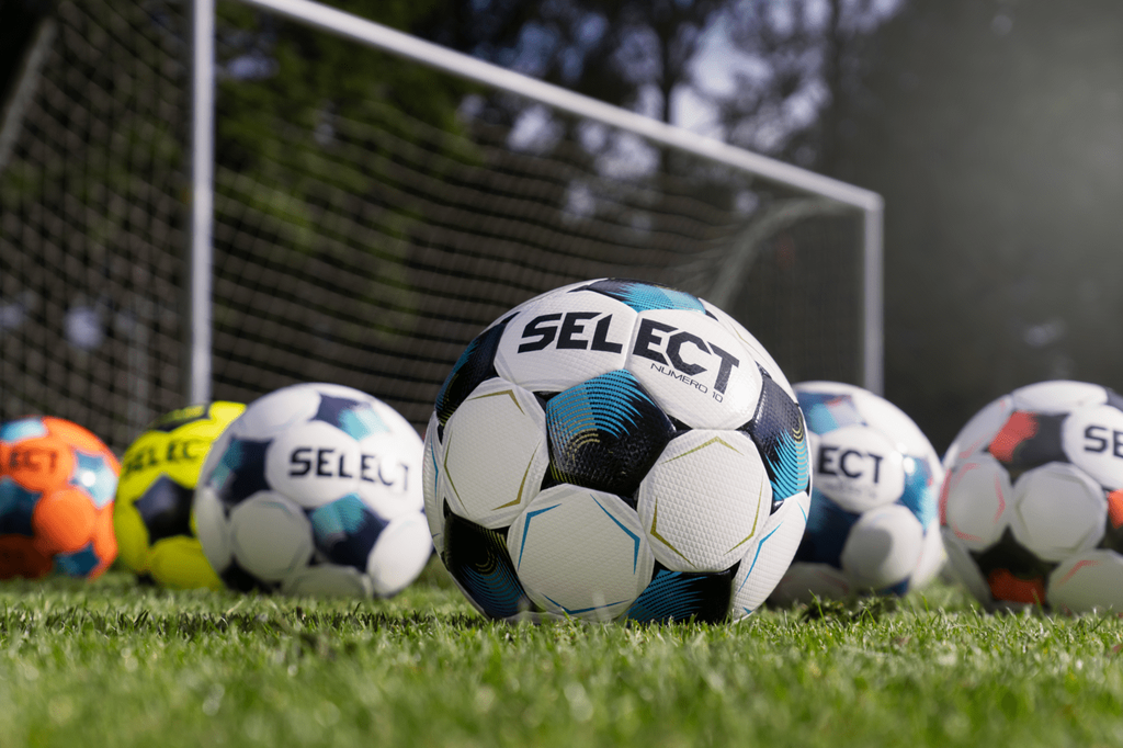 Bolas Select de Futebol no mais alto nível. Inovadora superfície com textura 3D em formato de diamante garante ótima aderência e controle da bola, enquanto os gomos termicamente selados minimizam a absorção de água. A combinação do revestimento interno em espuma macia com a câmara de látex flutuante oferece uma sensação e desempenho excepcionais. A sinergia entre o material externo e a espuma proporciona uma leveza e maciez muito agradáveis ao chute. Em resumo, é uma bola de alto nível, ideal para partidas no mais alto padrão ou para jogadores que buscam uma das melhores bolas do mercado.