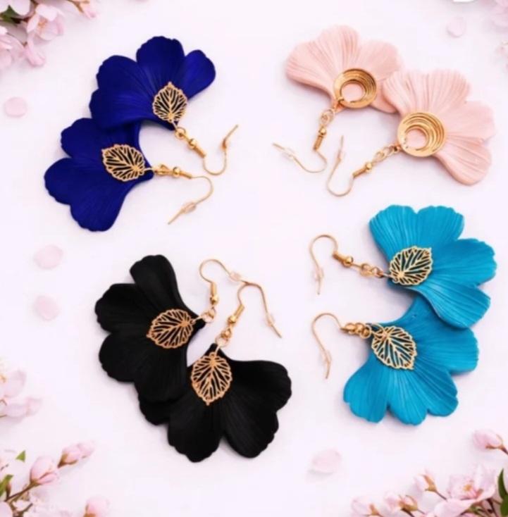 Inspirations clientes ✨
@ame.de.lunebijoux a imaginé ces boucles pétales avec nos breloques feuilles ajourées. Bleu roi, rose poudré, noir ou turquoise... la feuille dorée fait toute la différence. Et vous, quelle couleur vous inspire ?
