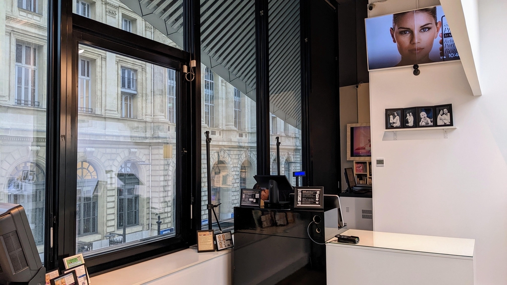 Vous pouvez venir sans rendez-vous au Studio Choi Photos, patienter dans la salle d'attente le photographe viendra vous accueillir. Astuce, prenez rendez-vous en ligne pour rentrer dans une 1 heure, réserver gratuitement votre place,  cliquer sur ce lien ici https://studio-choi-photos.appointlet.com/