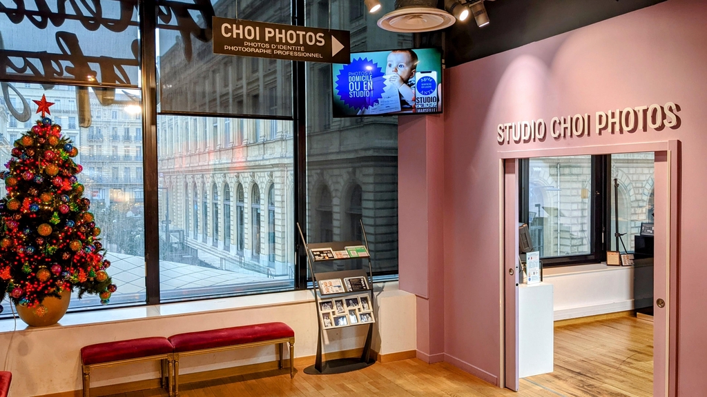 Depuis plus de 25 ans, le Studio Choi Photos est au 1er Étage à l'intérieur du Magasin Les Galeries Lafayette Marseille au Centre Commercial Bourse 13001