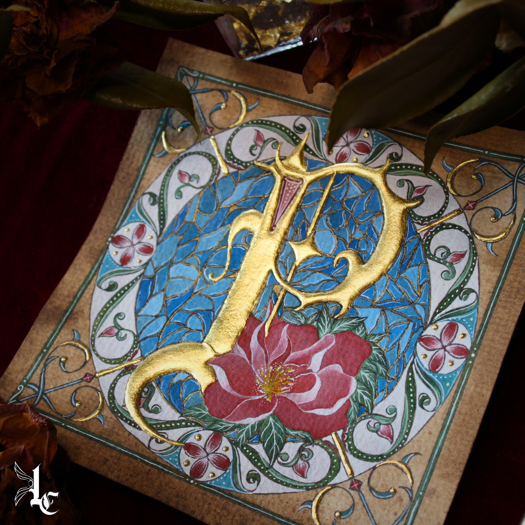 Bienvenue dans l'univers du Scriptorium Oublié où l'enluminure et la calligraphie se mêlent aux mondes anciens et mystérieux.