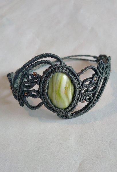 Bracelet Leda micro macramé kaki avec cabochon vert en argile polymère