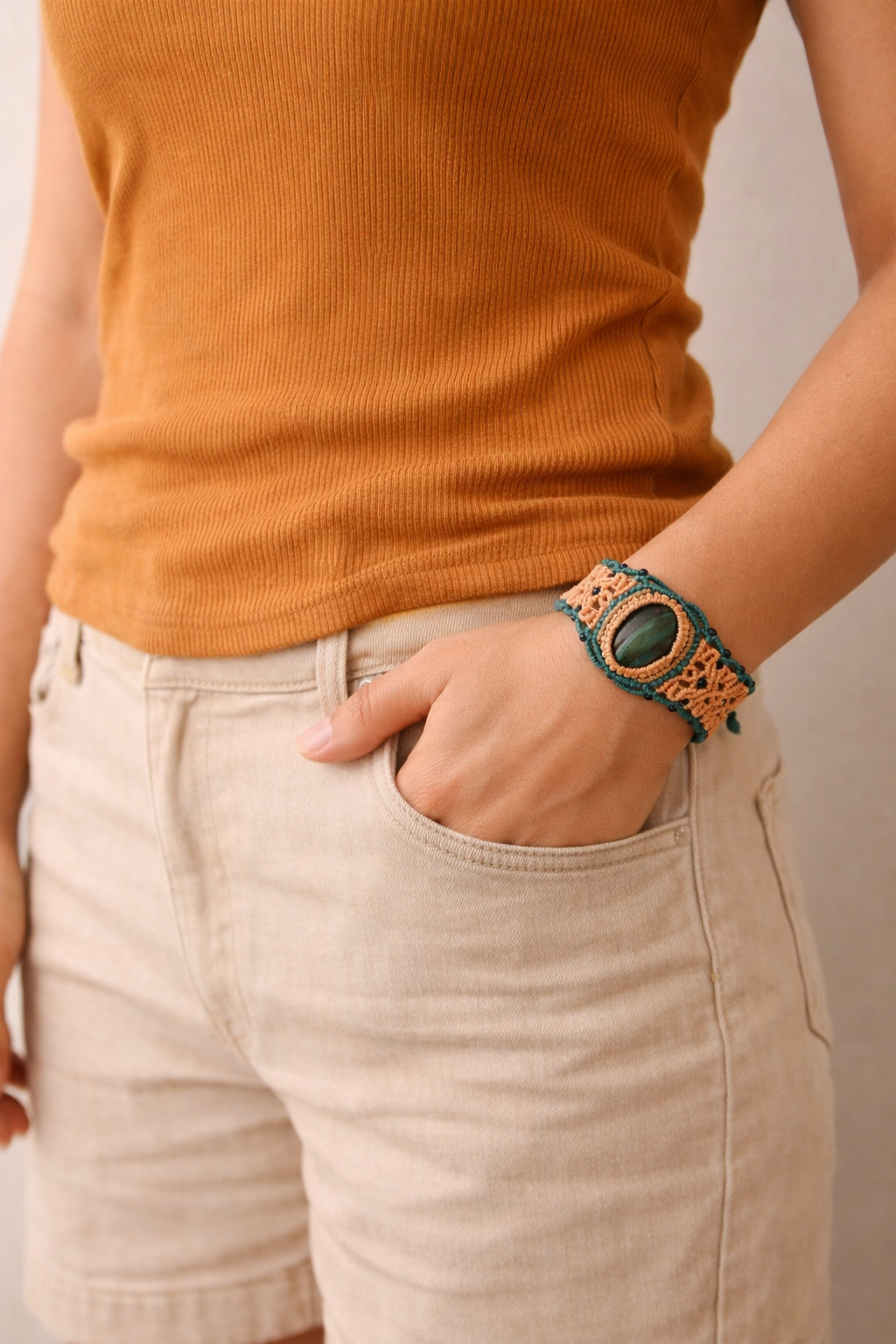 Bracelet Elyne fait main en micro-macramé, couleur melon et cabochon bleu