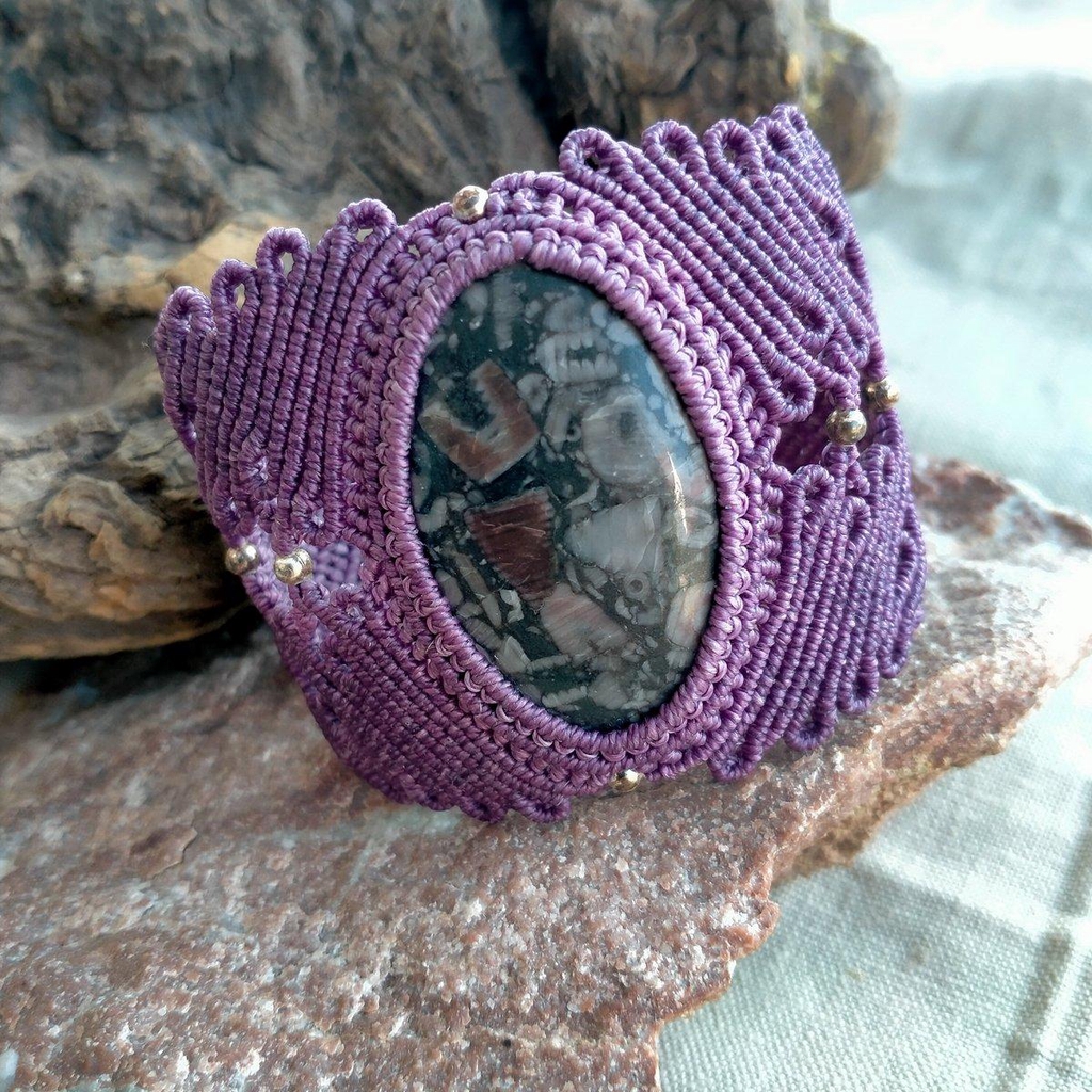 Manchette Amethyste, pierre naturelle fossile, micro-macramé
