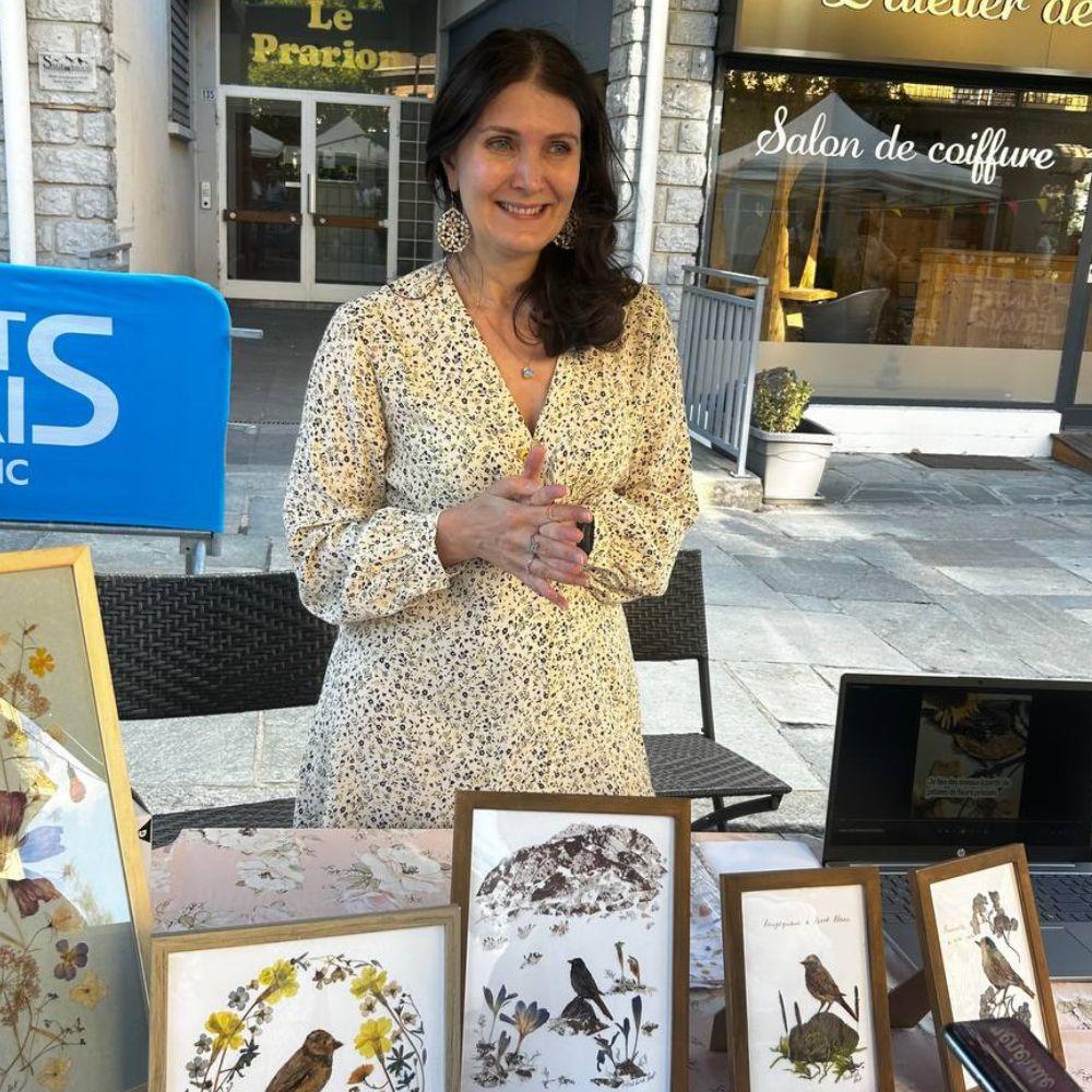 Yuliia Ramialh présentant ses tableaux botaniques Herbier Art à la Fête du Fayet 2026 à Saint-Gervais-les-Bains