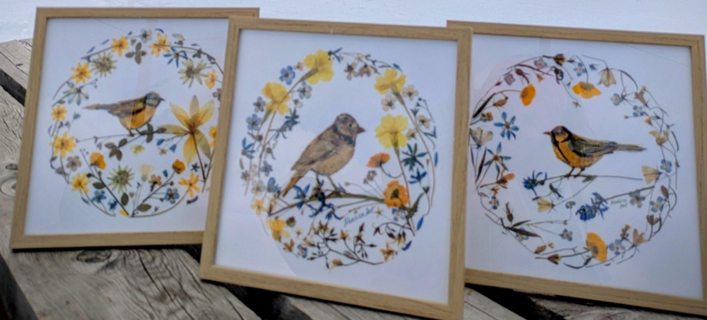 Tableaux en fleurs séchées représentant des oiseaux, créés au pied du Mont-Blanc dans les Alpes