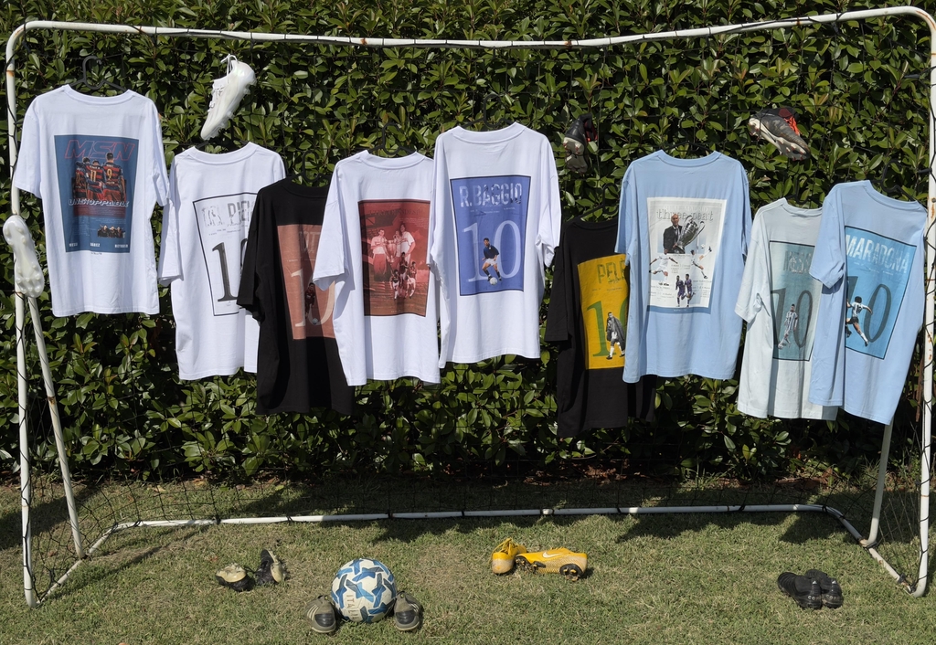 Indossa gli idoli del calcio che abbiamo selezionato, oppure contattaci per dirci il tuo idolo e la T-Shirt la personalizziamo noi!