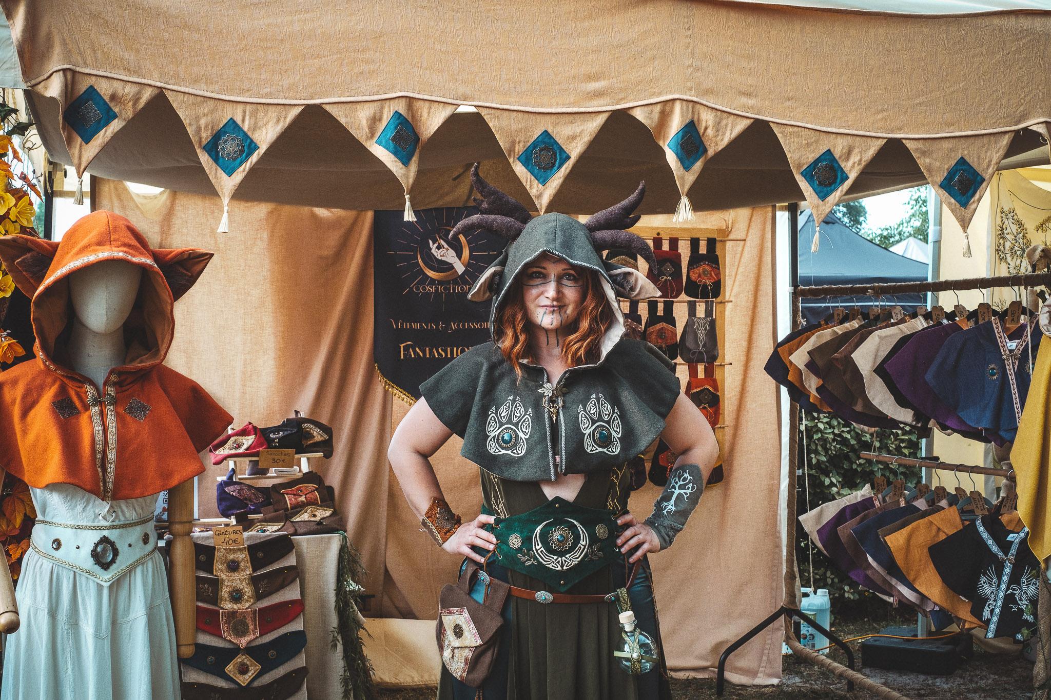 Bienvenue dans ma boutique!
Cosfiction est une micro-entreprise crée en 2018 spécialisée dans la fabrication de capes, vêtements et accessoires inspirés de l'univers médiéval fantastique dans des matériaux naturels et de qualité en laine, lin et coton.
Je m'appelle Marion et je suis couturière professionnelle depuis 2011. J'ai eu la chance de pouvoir me perfectionner dans la couture en travaillant pour plusieurs maisons de couture. Mais voilà qu’après des années de réflexion je décide de monter mon entreprise! C'est le saut en parachute sans parachute et c'est un total épanouissement. Je suis ravie de pouvoir partager avec vous ma passion pour le médiéval fantastique.
Si comme moi vous êtes fan de cet univers ou que vous soyez un adepte des jeux de rôle, de grandeur nature, ou juste intéressés par une pièce d'exception dans votre armoire, alors cette boutique est faite pour vous!