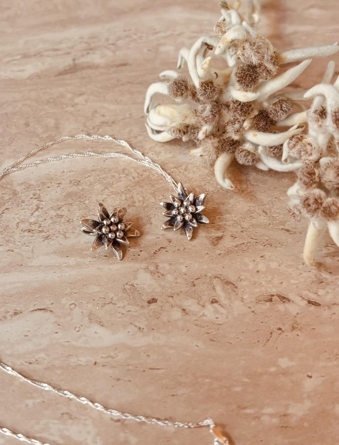 Petite edelweiss en argent à la main en argent dans mon atelier en Savoie, inspiré des edelweiss des montagnes