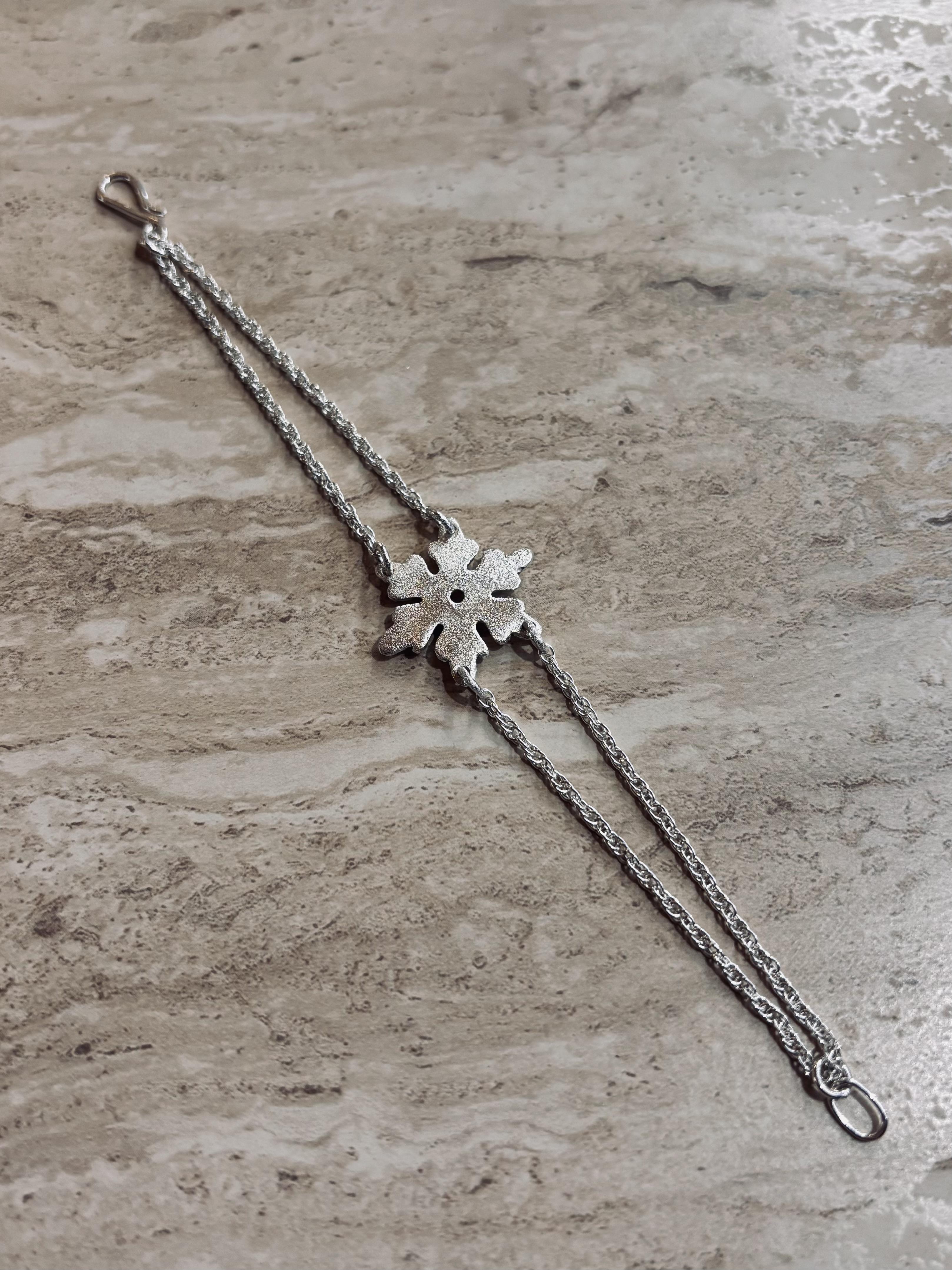 Bracelet en argent qui représente un flocon de neige