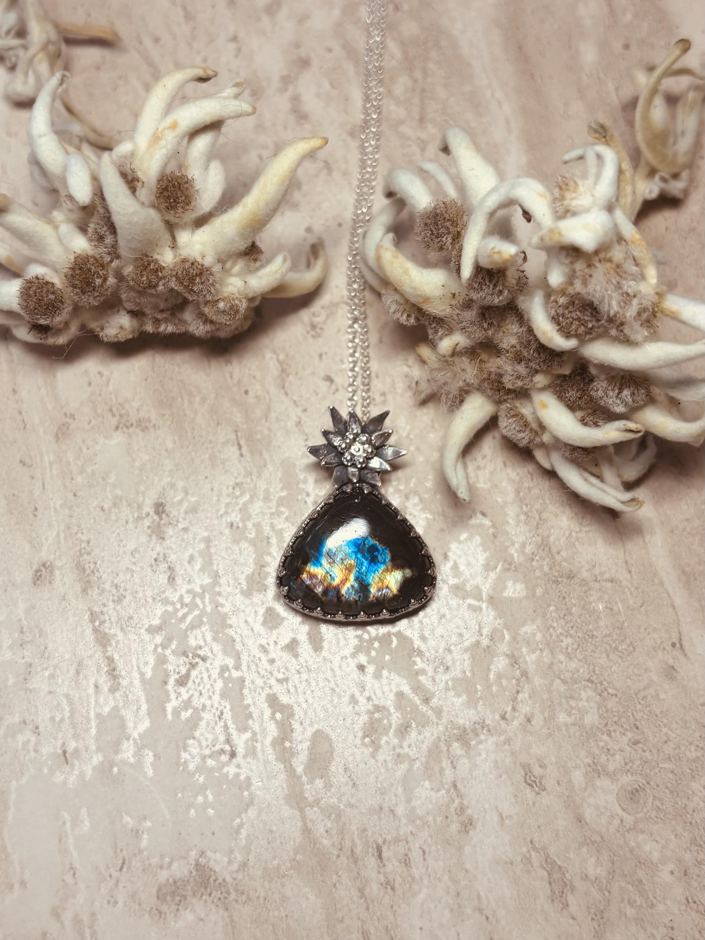 Pendentif en argent avec une edelweiss et pierre labradorite
