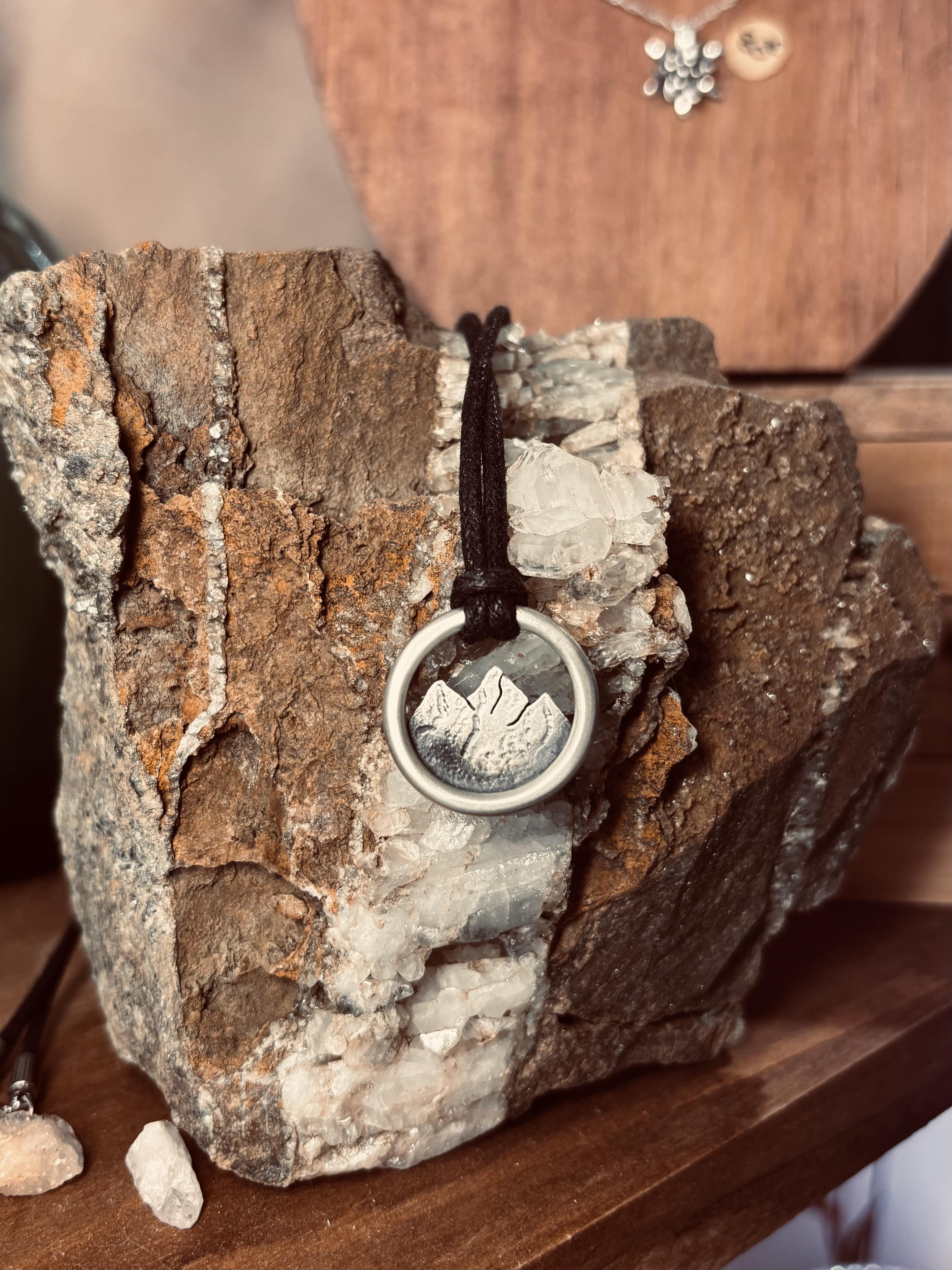 Collier en argent qui représente des montagnes, fabriquées à la main, pièce unique pour homme