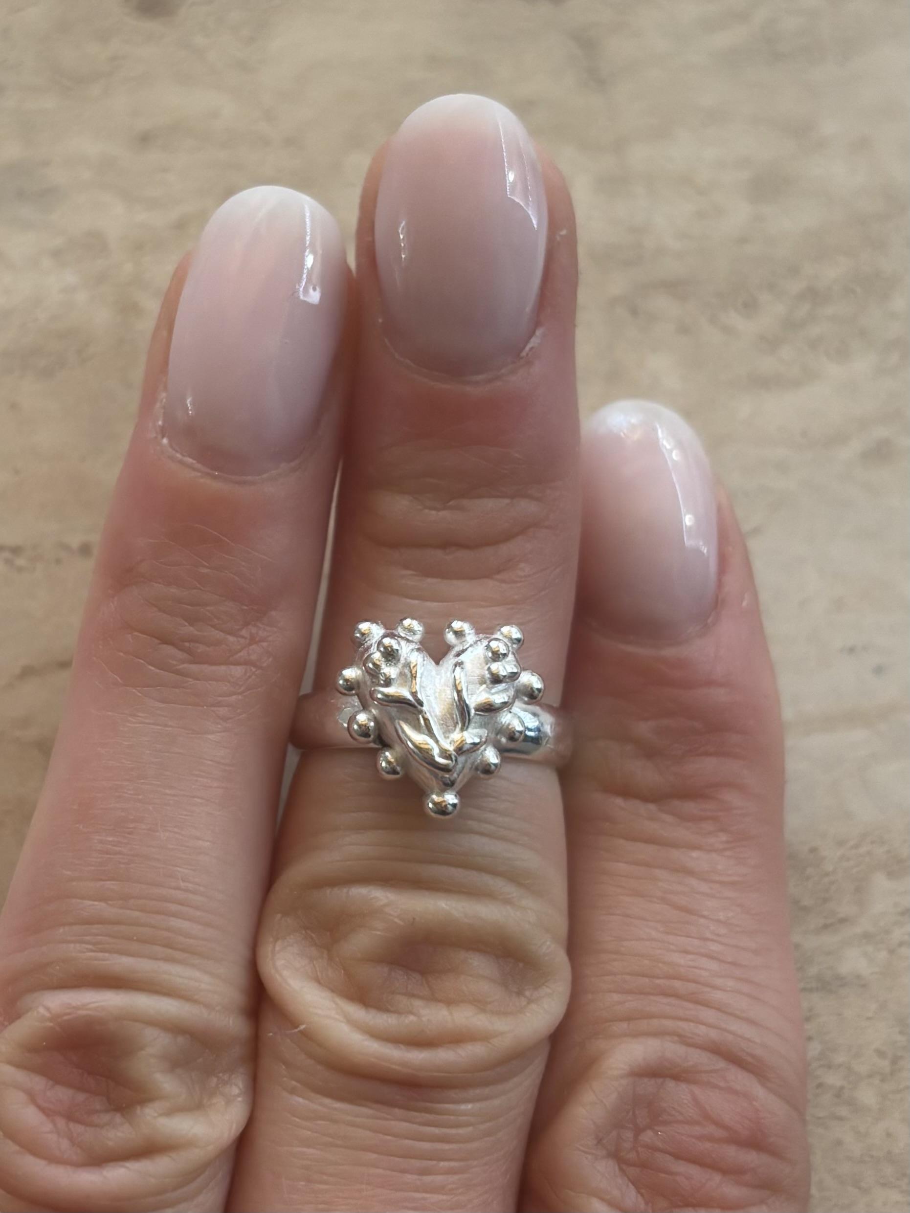 Bague réalisée à la main en argent, elle est inspirée des cœurs traditionnels savoyard