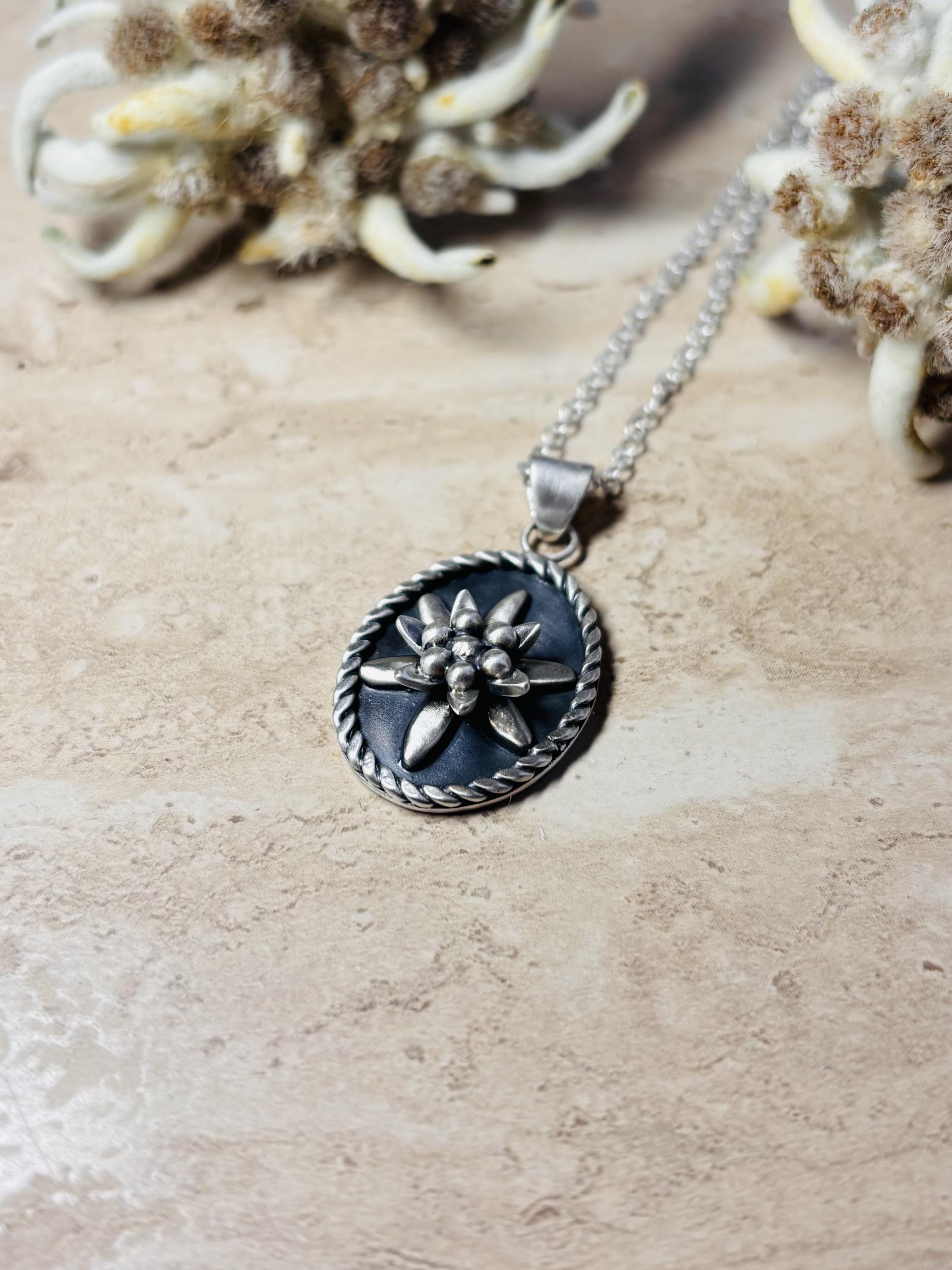 Pendentif médaillon et edelweiss