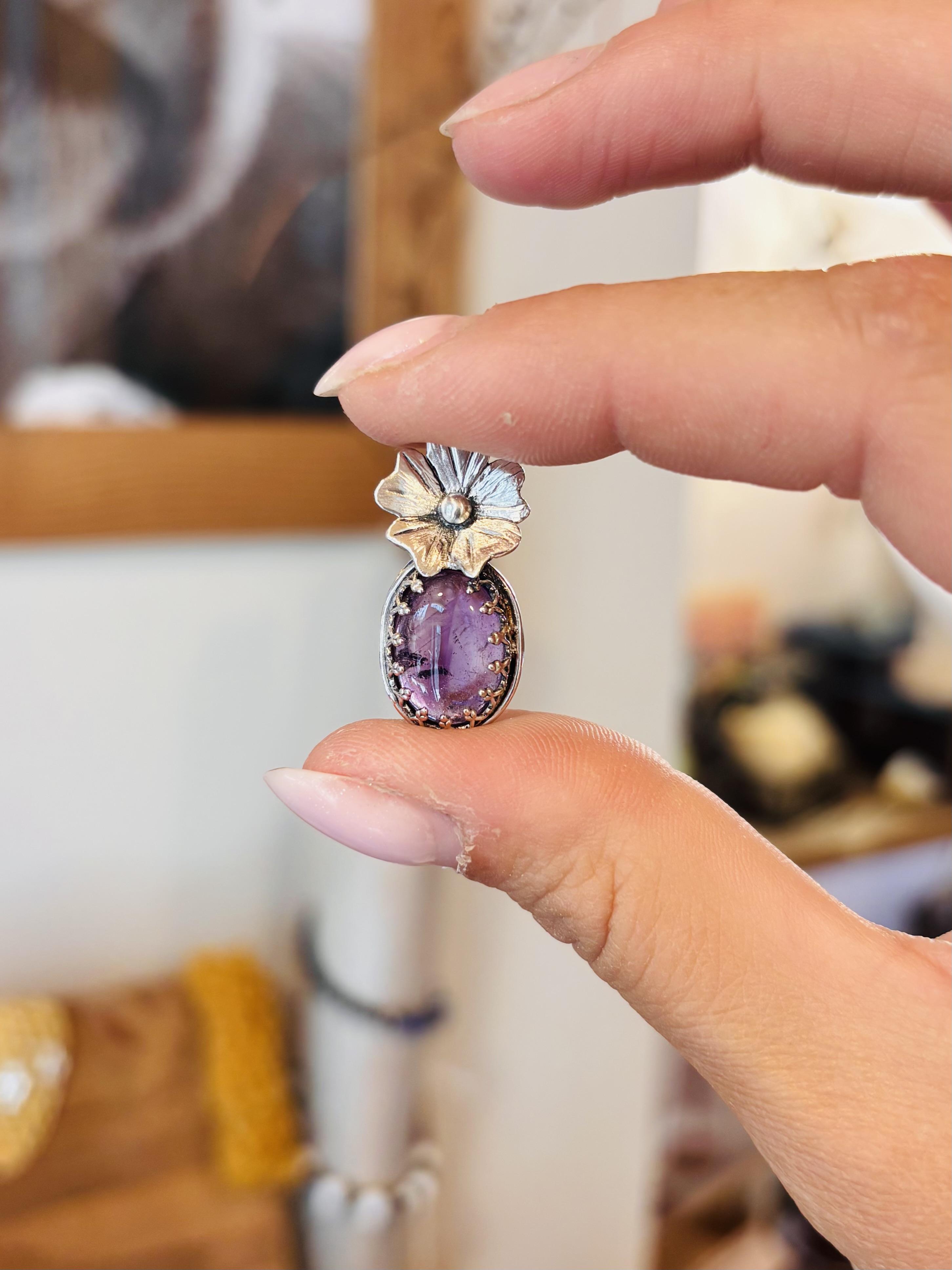Pendentif en argent fabriqué à la main dans mon atelier en Savoie, qui représente une mauve sauvage avec une pierre améthyste