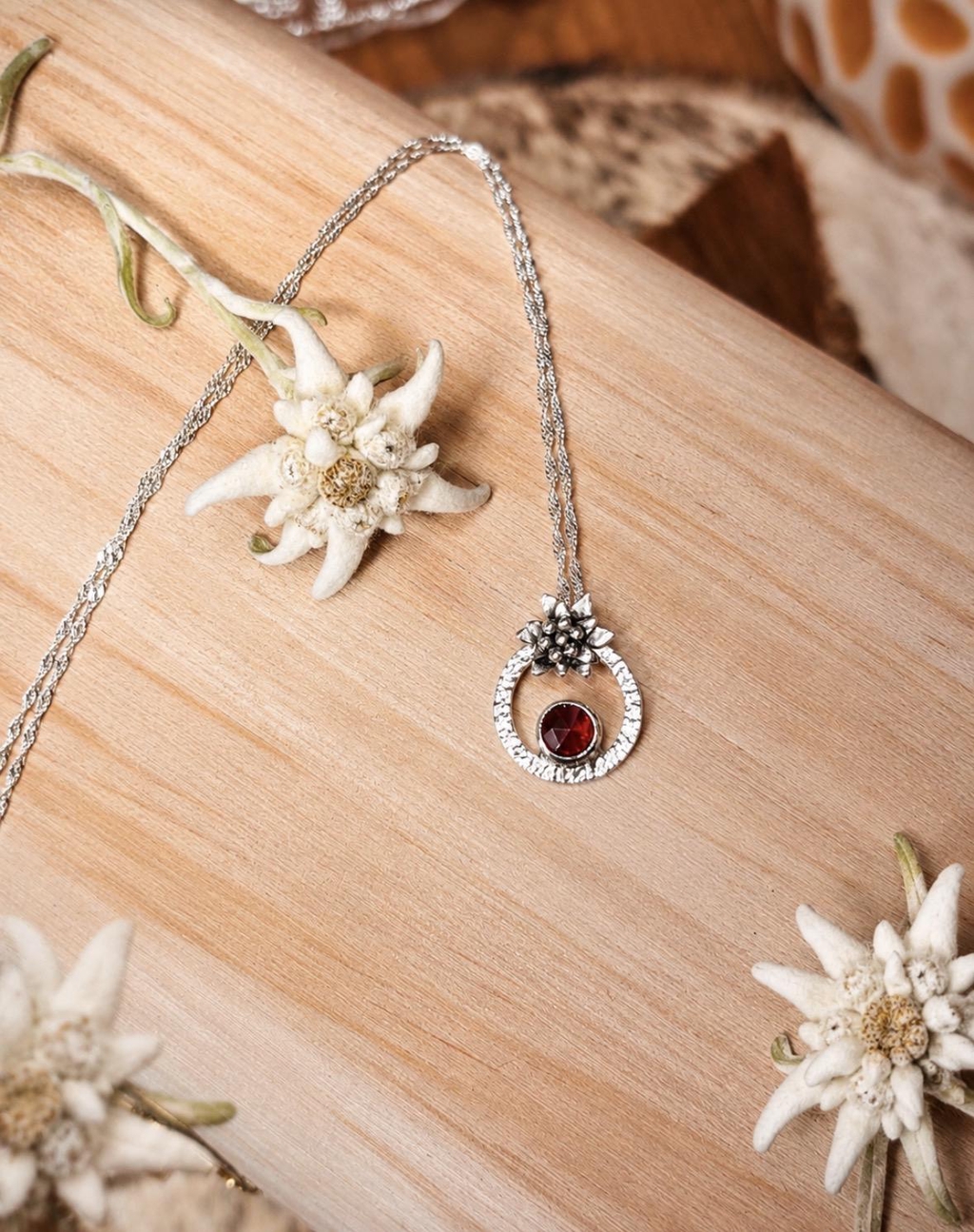 Collier edelweiss en argent avec grenat fabriqué la main