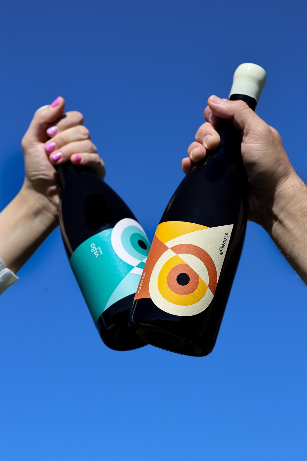 vino premium nomades wines con design artistico contemporaneo