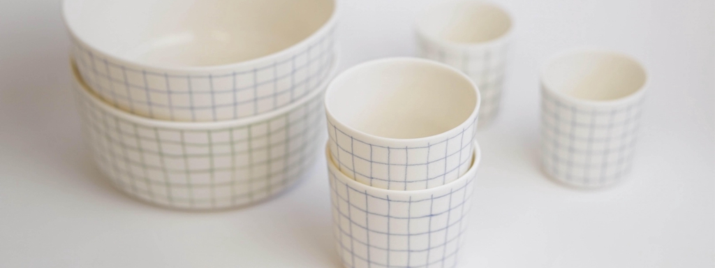 Entdecke handgefertigtes Porzellan von Arkovestudio: Minimalistische Tassen, Vasen und Designobjekte aus Thüringen – mit Liebe gefertigt und zeitlos schön.