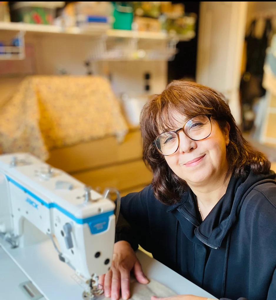 créatrice de créa-illis, Elvira Delage avec sa machine à coudre.