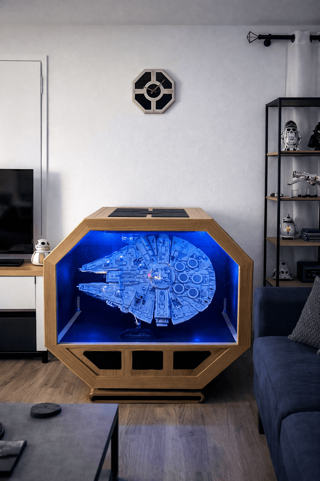 Photo principale de la vitrine star wars avec le Faucon Millennium installé