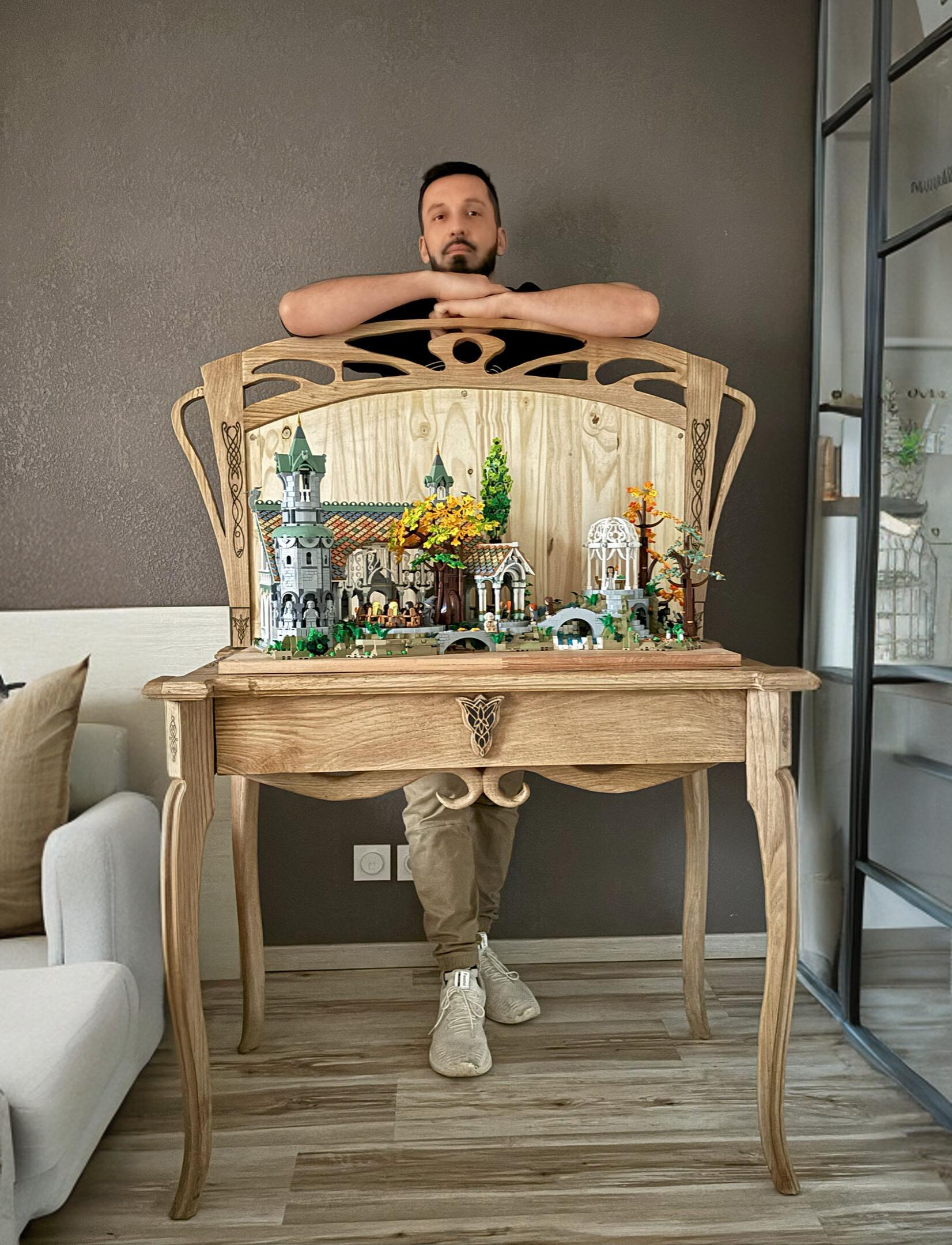 Créations artisanales uniques : meubles et vitrines sur mesure inspirés du Seigneur des Anneaux, Harry Potter et univers fantastiques en bois massif.