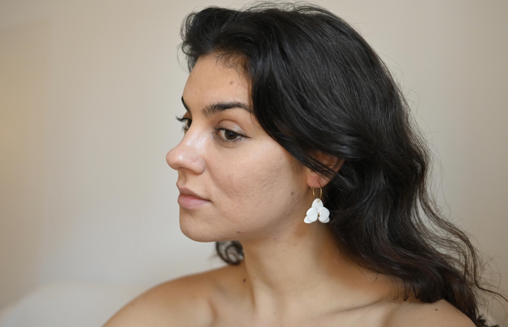 Nežnost v porcelanu.
Ročno izdelani uhani v Sloveniji, ustvarjeni premišljeno in v omejenih serijah.