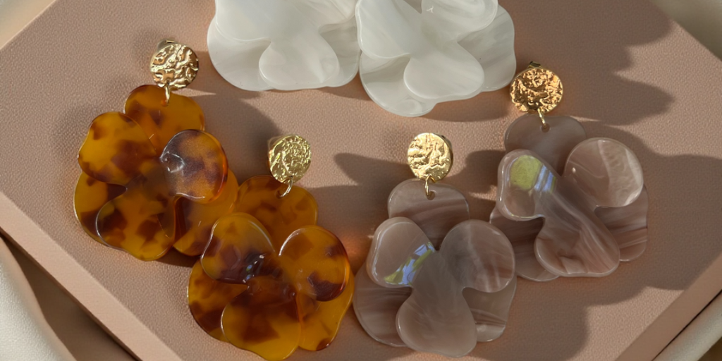 Boucles d’oreilles femme “Douceur” en acétate marbré, pendants fleur et clous dorés en acier inoxydable – création Sandja Créations - Boucles Tendance