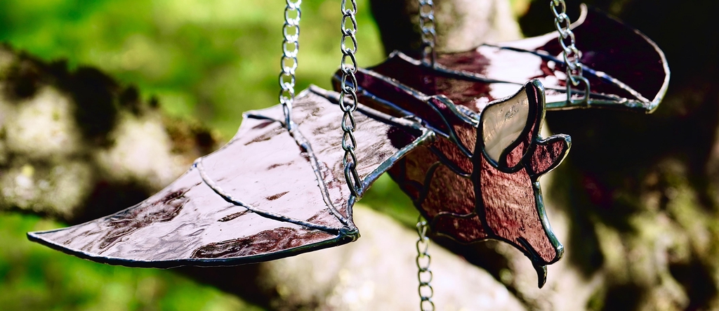 Plongez dans L’esprit d’Octobre avec cette chauve-souris articulée en vitrail, où le verre capte la lumière et transforme votre espace en un jeu de couleurs et de reflets fascinants. Chaque aile, chaque articulation est soigneusement conçue pour offrir un mouvement subtil et une élégance unique. Cette création mêle l’artisanat du vitrail, la magie des teintes automnales et l’esprit mystérieux de la saison, apportant à votre intérieur une atmosphère vivante et poétique.