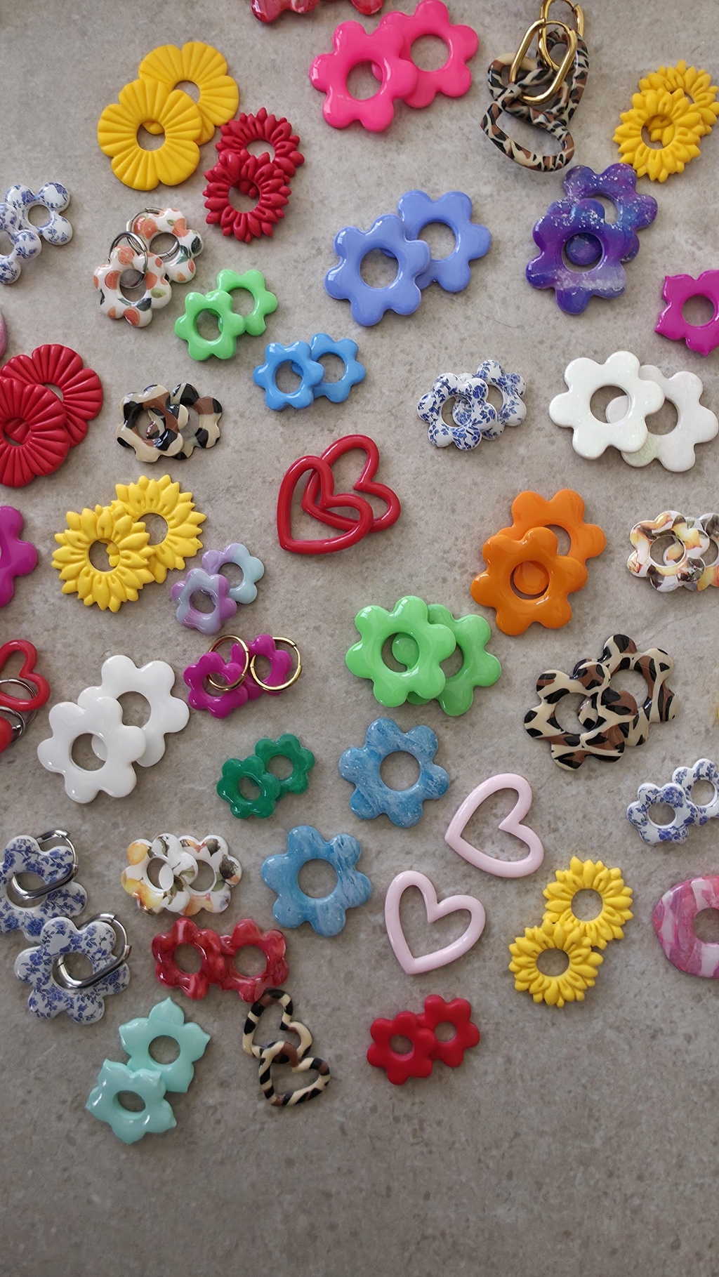 Boucles d'oreilles et pampilles en pâte polymère colorés faits main
