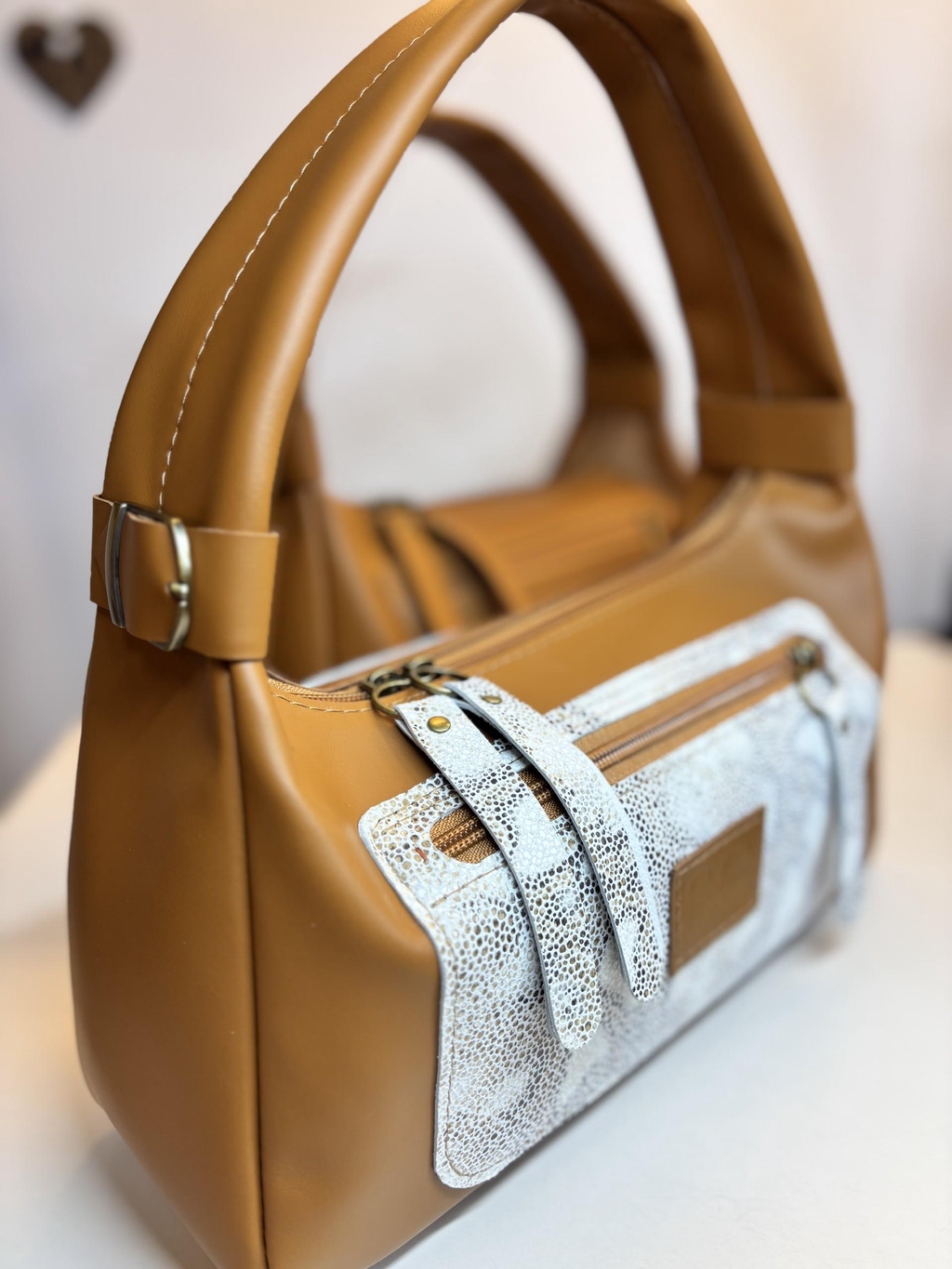 Sac Camille en cuir bovin lisse caramel, poche plaquée en cuir caprin imprimé boa. Fabrication artisanale 