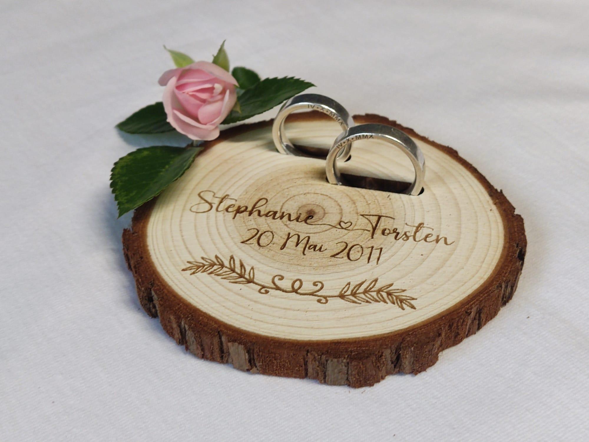 Hochzeitsdeko, Event Equipment. Beschrifteter Hochzeitsringhalter