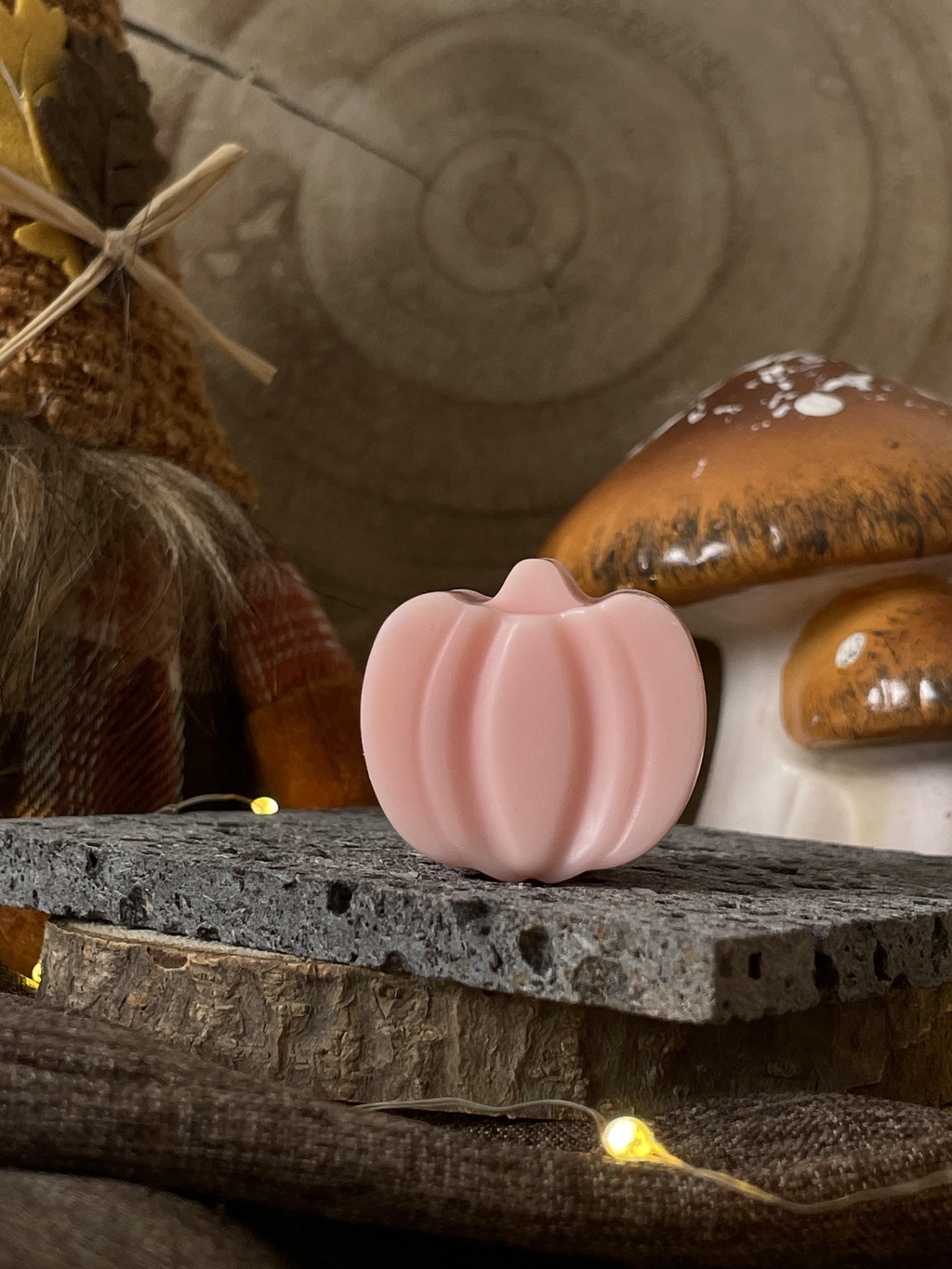 Chez atelier dova Notre collection automne de bougies et de fondants parfumés est conçue pour évoquer la chaleur et la convivialité de cette saison. Chaque produit est fabriqué avec des ingrédients de qualité, offrant des fragrances enveloppantes qui rappellent les couleurs et les senteurs de l’automne.

Les bougies de notre collection diffusent des arômes chaleureux comme la cannelle, le pin et le bois de santal, créant une ambiance réconfortante idéale pour les soirées fraîches. Les fondants parfumés, quant à eux, se déclinent en différentes senteurs qui se mélangent harmonieusement, permettant de personnaliser l’expérience olfactive selon vos envies.
