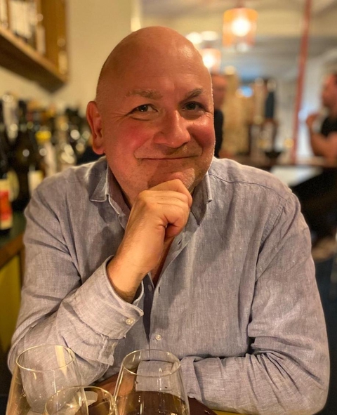 Hallo, ich bin Stefan Weise, euer Sommelier und Wein-Enthusiast.
Ich liebe es, die aufregende Welt des Weins zu erkunden und euch dabei zu helfen, die besten Tropfen zu entdecken. Ob ihr gerade erst anfangt, euch für Wein zu interessieren, oder schon ein bisschen Erfahrung habt – ich bin hier, um euch auf eine coole Weinreise mitzunehmen! 
Ich habe in vielen renommierten Restaurants gearbeitet und bin so oft wie möglich in Weinregionen unterwegs, wo ich die neuesten Trends und Geheimtipps aufspüre. 
Lasst uns gemeinsam die Welt des Weins erkunden und herausfinden, was euch begeistert. 
Cheers!
