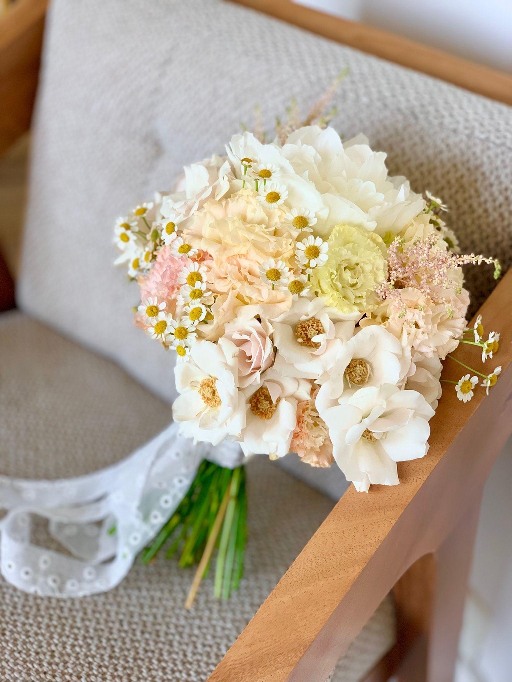 Bouquet de mariée élégant aux fleurs fraîches de saison