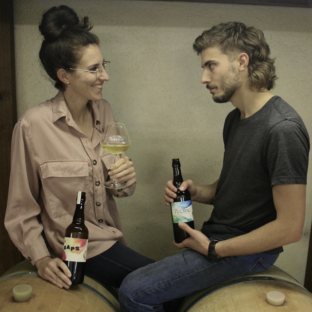 Homme femme bouteille verre tonneau cidre sourire partagé convivialité amour