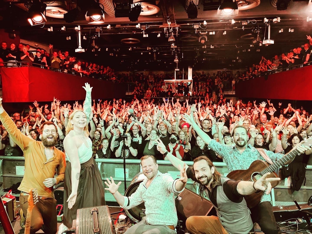 Titelbild für den Onlineshop von der John Garner Folk Rock Band aus Augsburg. Zu finden sind in dem Shop alle ihre CD´s, LP´s, T-Shrit´s, Hoodie´s uvm.