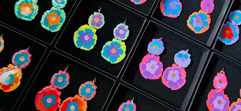 Up the Wazoo Apparel, koska hillitty on ihan hirveen tylsää. Verkkokauppa täynnä ihastuttavan värikkäitä kotimaisia, käsityönä valmistettuja statementkoruja ja asusteita rohkeasti pukeutuville persoonille!