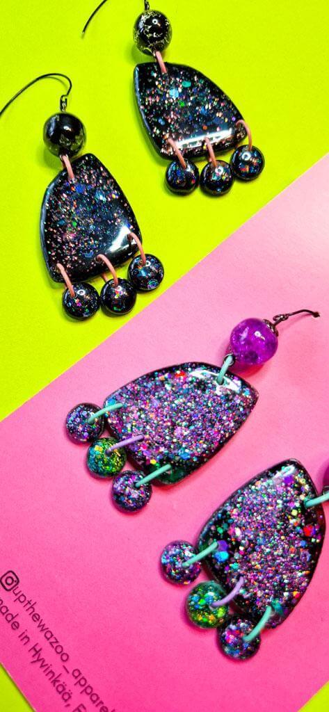 Space Gems korvakorut tuovat pukeutumiseesi avaruudellista tunnelmaa, joka tuikkii kuin tuhat galaksia ja tähteä taivaalla! Koruissa pääosassa hartsiin upotettu glitter avaruudesta tutuissa, maagisissa sävyissä.