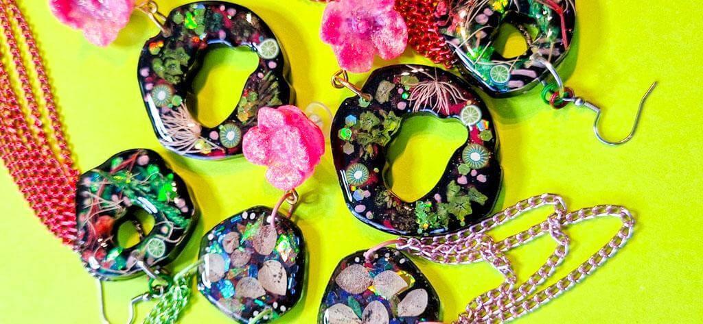 Folklore Flowers -malliston korvakoruissa upotettuna aitoja kuivattuja kukkia, glitteriä ja muita ihania koristeita. Näyttävät ja kevyet, sopivat mitä parhaiten kesän juhliin!