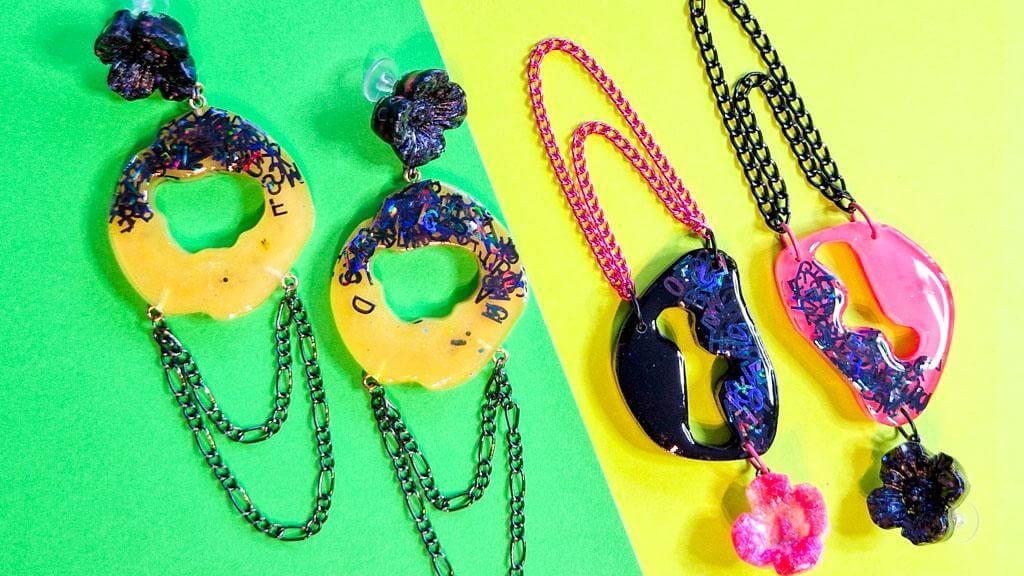 Empty Words korvakorut ovat neonsävyisiä, isoja ja näyttäviä koruja hologrammisilla mustilla kirjainupotuksilla. Korvakorut sanovat samaan aikaan kaiken, eivätkä yhtään mitään.