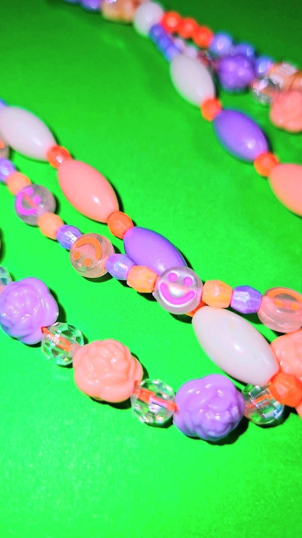 Nappaa mukaasi näyttävät laukut ja laukkukoristeet ja muut over-the-top yksityiskohdat, jotka viimeistelevät sun lookin. Jos et erotu joukosta, mikä idea tässä edes on?