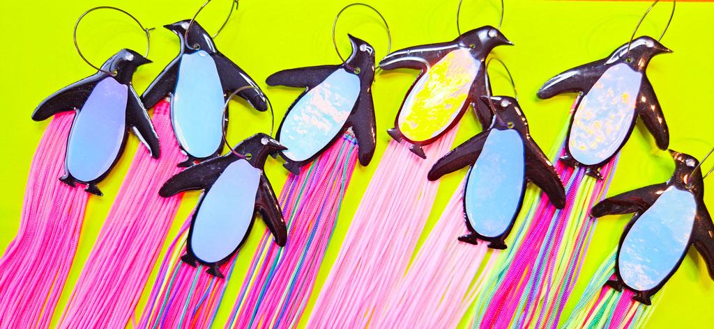 Kategoria: Penguin Party. Käsityönä valmistetut statement-korvakorut hologramminhohtoisella pingviiniriipuksella ja näyttävällä 20 cm:n tasselilla. Tästä värivaihtoehtoihin.