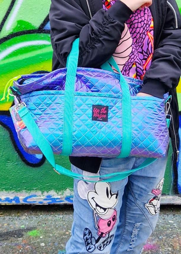 Holografinhohtoiset Limited Edition laukut heille, jotka haluavat arkeensa hieman välkehtivää draamaa. Valmistettu teollisuuden ylijäämästä ja uudelleenkäytetyistä materiaaleista.