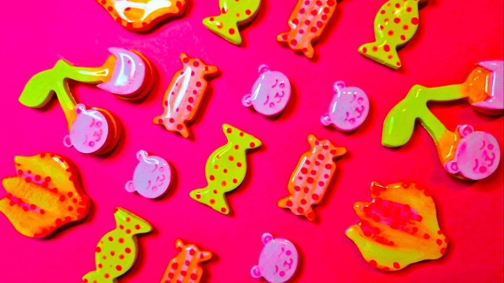 Up the Wazoo Apparel, koska hillitty on ihan hirveen tylsää. Verkkokauppa täynnä ihastuttavan värikkäitä kotimaisia, käsityönä valmistettuja statementkoruja ja asusteita rohkeasti pukeutuville persoonille!