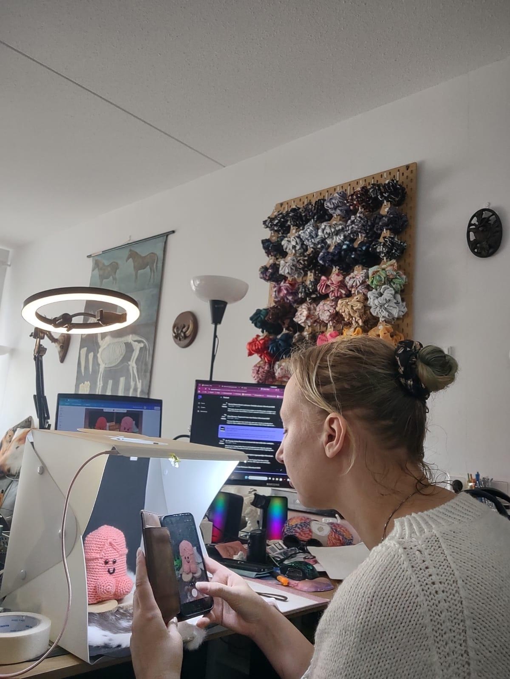 Een foto van Naomie werkend aan het nemen van foto's