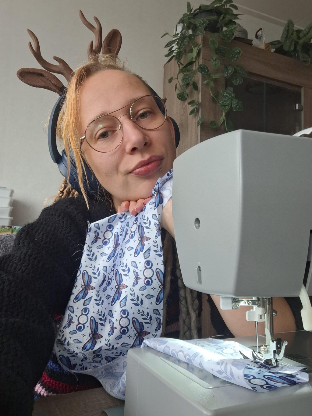 Een foto van Naomie, werkend achter een naaimachine