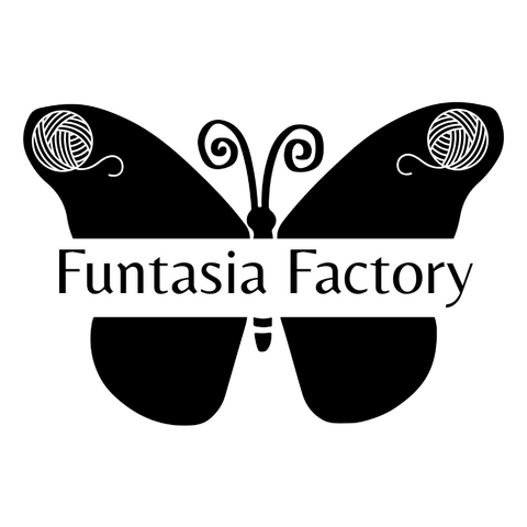 Logo van een vlinder met bolletjes wol op de vleugels, in het midden staat .Funtasia Factory'