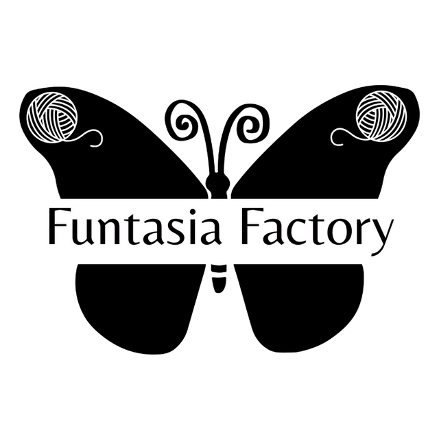 Logo van een vlinder met bolletjes wol op de vleugels, in het midden staat .Funtasia Factory'